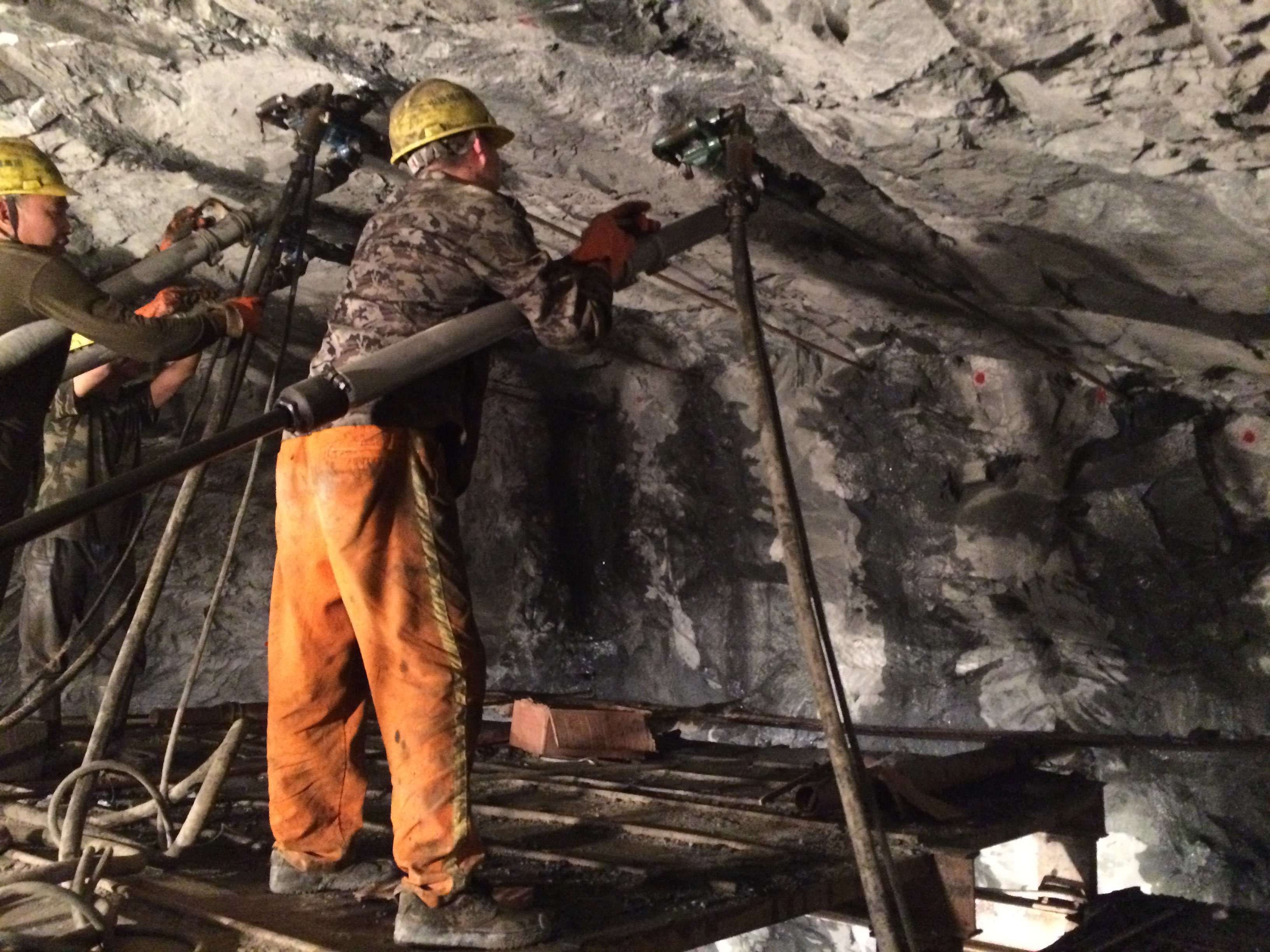 亚博极速线上娱乐板Prodrill YT28 Pusher Leg Rock Drills Underground Tunneling工作地点